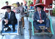 Dukung Efisiensi Energi, Bupati dan Wabub Sumenep Naik Becak