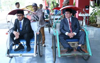 Dukung Efisiensi Energi, Bupati dan Wabub Sumenep Naik Becak