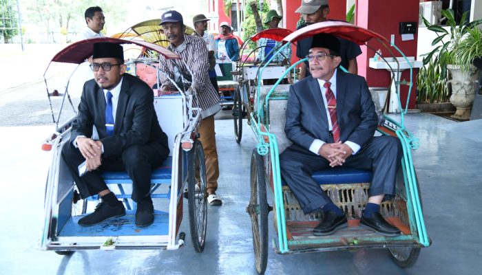 Dukung Efisiensi Energi, Bupati dan Wabub Sumenep Naik Becak